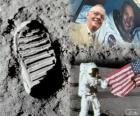 Neil Armstrong (1930-2012) – astronauta NASA i pierwszy człowiek na Księżycu dotarł do 21 lipca 1969 w ramach misji Apollo 11