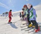 Grupa dzieci aby instruktor narciarstwa
