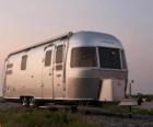 Podróże przyczepy lub przyczepę kampingową. Mobile home, zamkniętych przyczepy, która jest półtorej innego pojazdu