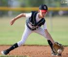 Dziecko w baseball na skraju przyjmowania piłki