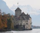 Chillon Castle położony jest nad brzegiem Jeziora Genewskiego, Szwajcaria