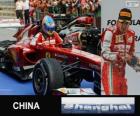 Fernando Alonso świętuje swoje zwycięstwo w Grand Prix Chin 2013
