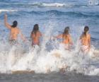 Dziewczyny, kąpiel w morzu