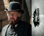 Latham Cole (Tom Wilkinson) w Film Lone Ranger