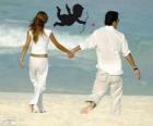 Para zakochanych, spacerując po plaży
