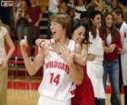 Gabriella Montez obejmuje Troy Bolton