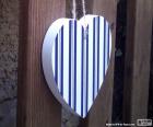 Drewniane serca, białe i niebieskie paski do dekoracji na Walentynki