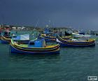 Rybackie łodzie zacumowane w porcie Marsaxlokk, Malta