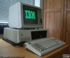 IBM PC 5150 (1981) z klawiatury i monitora zielony. Jest to poprzednik obecnego komputerów osobistych