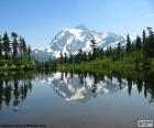 Zobacz Shuksan Mount z jeziora z jego odbicie w wodzie, Waszyngton, Stany Zjednoczone Ameryki