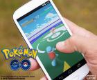 Telefon komórkowy z zainstalowaną aplikację i gry, gry Pokémon GO