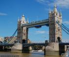 Tower Bridge jest mostem, która przecina rzeki Tamizy w Londynie