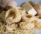 Spaghetti, serem i cebulą składniki do gotowania pyszne włoskie makarony