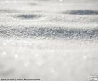 Obraz w śniegu. W meteorologii śnieg jest wytrącanie drobnych kryształków lodu