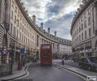 Regent Street, głównej ulicy handlowej w Londynie, położony w dzielnicy West End