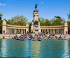 Staw w parku Retiro i pomnik Alfonso XII, Madryt, Hiszpania