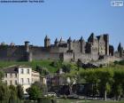 Widok części ściany ufortyfikowanego miasta Carcassonne, Francja