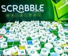 Scrabble to gra planszowa, która obejmuje budowę słów na planszy