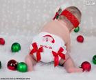 Dziecko bardzo świąt, z pieluchy Santa Claus i różne kolorowe kulki