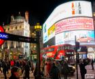 Piccadilly Circus – plac i skrzyżowanie głównych ulic w samym sercu teatralnego i rozrywkowego rewiru West End w Londynie