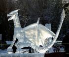 Imponująca rzeźba smoka wykonany w całości z lodu