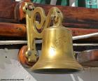 Dzwon okrętowy, sam składa się zwykle z brązu lub mosiądzu, i zwykle ma nazwę statku grawerowane