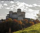 Zamku Torrechiara położony jest na wzgórzu Torrechiara, bardzo blisko populacji Langhirano, Włochy