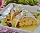 Pyszny Strudel jabłkowy, typowe ciasto z takich krajów jak Niemcy, Austria, Czechy, Węgry