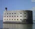 Fort Boyard jest Fort położony jest między wyspie Aix oraz Oléron, w pobliżu miasta portu w La Rochelle, w południowo-zachodniej Francji