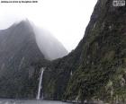 Piękny krajobraz Stirling wodospad w Milford sound. Park Narodowy Fiordland w Nowej Zelandii