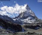 Matterhorn jest prawdopodobnie najsłynniejszą górą w Alpach za swój spektakularny kształt piramidy 4478 metrów, położony na granicy Szwajcarii i Włoch