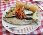 Pyszne danie z pieczonych sardynek z ziemniakami