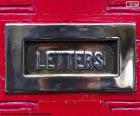 Skrzynka pocztowa na czerwonych drzwiach