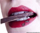 Kobieta jedząca kawałek czekolady
