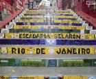 Symboliczne schody, ozdobione przez artystę Jorge Selarón, z ręcznie malowane mozaiki pełne kolorów, znajduje się w sąsiedztwie Santa Teresa, Rio de Janeiro, Brazylia