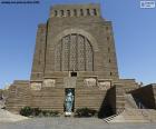 Voortrekker Monument znajduje się w mieście Pretoria. Jest to duża granitowa konstrukcja, zbudowana na cześć pionierów, którzy opuścili Kolonię Przylądka w latach 1835-1854
