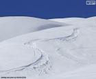 Ślady narciarskie w śniegu