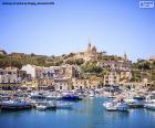 Ghajnsielem to historyczne i turystyczne miasto, widziane z portu Mġarr, Gozo, Malta