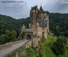 Eltz Castle – średniowieczny zamek położony nad Mozelą, pomiędzy Koblenzem a Trewirem w Niemczech.