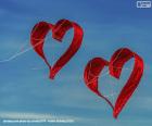 Dwa latawce serc latające na błękitnym niebie, z okazji Walentynek