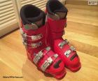 Czerwone buty do narciarstwa alpejskiego