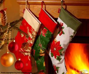 Układanka Skarpety świąteczne z dekoracją i powieszenie na ścianie komina