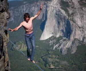 Układanka Slacklining jest sportem równowagi, który używa taśmy, która jest wciśnięty między dwóch stałych punktów