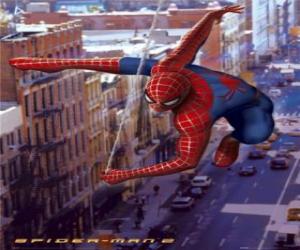 Układanka Spider Man porusza się w sposób bardzo szybki i zwinny w mieście bilansowania się z jego pajęczyna