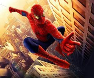 Układanka Spiderman Jumping między budynkami miasta z jego kołysanie Pająk