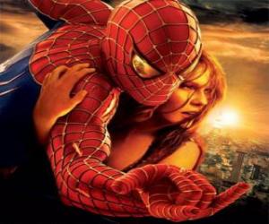Układanka Spiderman z młodą kobietę w ramiona zwisły na pajęczynie przez niebo miasta