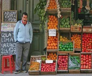 Układanka Sprzedawca warzyw i owoców w sklepie