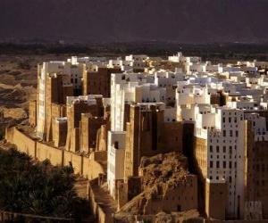 Układanka Stare otoczone murem miasto Shibam, Jemen.