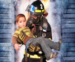 Układanka Straż pożarna posiadania dziecka w ramiona