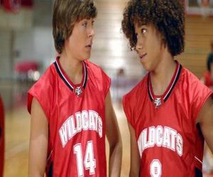 Układanka Troy Bolton (Zac Efron) i Chad (Corbin Bleu), z Wildcats shirt